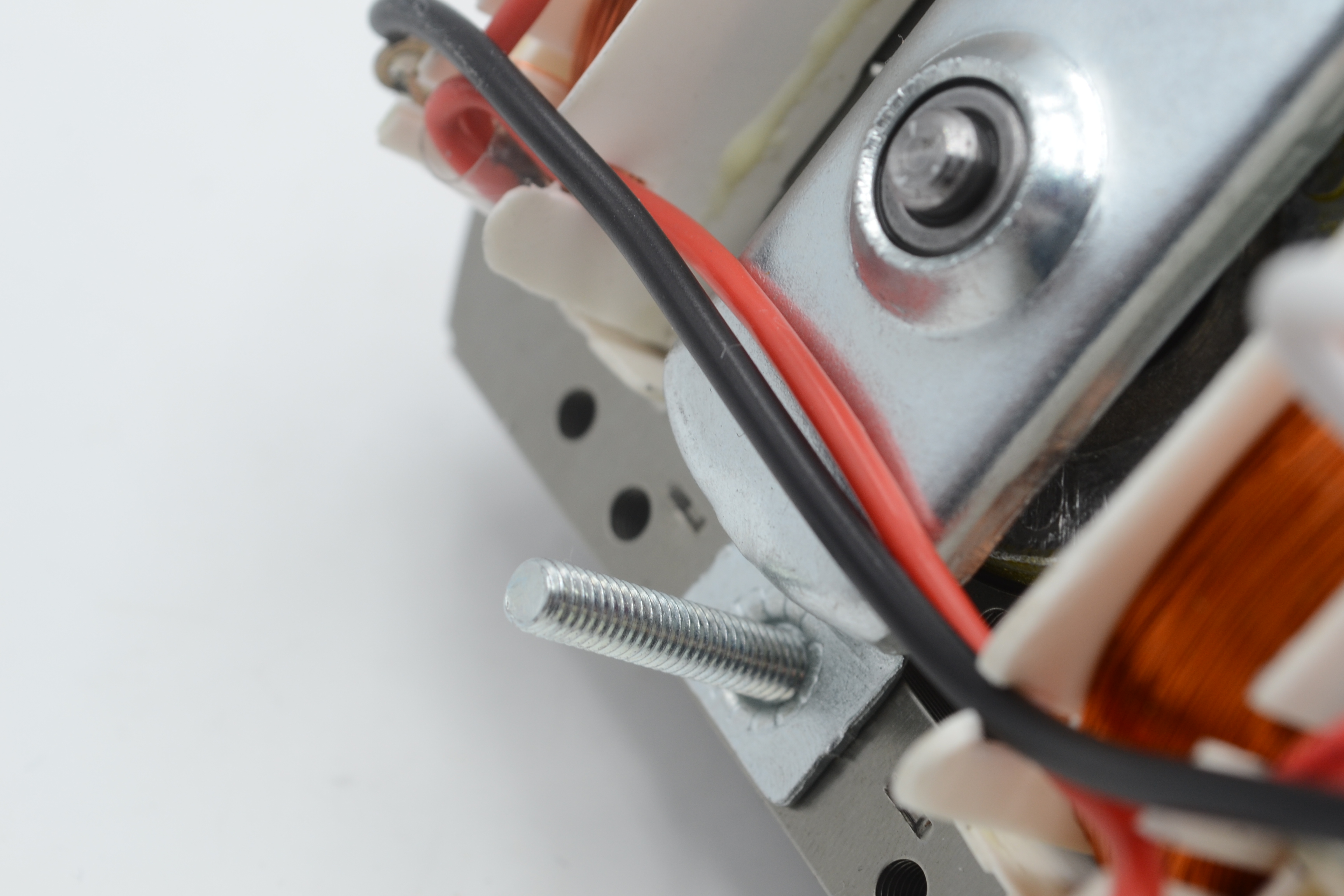 Detalle de tornillos del motor de campana extractora YK-8425-90